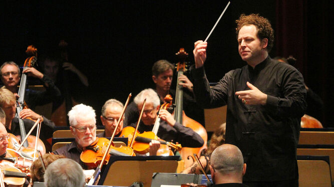 La Real Orquesta Sinfónica de Sevilla y el maestro Axelrod interpretan la Primera Sinfonía de Brahms en el concierto benéfico por el huracán 'Harvey'.