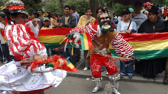 Muestra de la danza de los caporales procedentes de Bolivia.