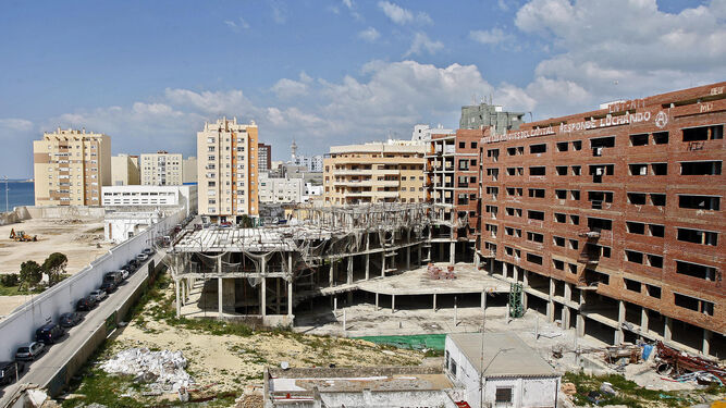 Promoción de viviendas que se paralizó duante la crsis en Cádiz y sigue sin terminar.