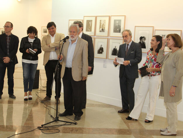El director del Instituto Cervantes, Juan Manuel Bonet, inaugura la exposici&oacute;n 'Errancia y fotograf&iacute;a. El mundo hisp&aacute;nico', de Jesse A. Fern&aacute;ndez