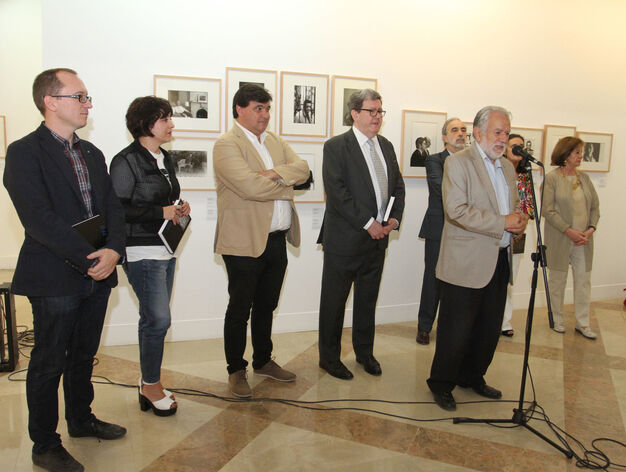 El director del Instituto Cervantes, Juan Manuel Bonet, inaugura la exposici&oacute;n 'Errancia y fotograf&iacute;a. El mundo hisp&aacute;nico', de Jesse A. Fern&aacute;ndez