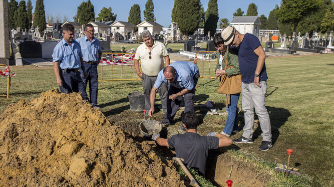 Primera exhumación de una víctima del franquismo en el cementerio de La Soledad.