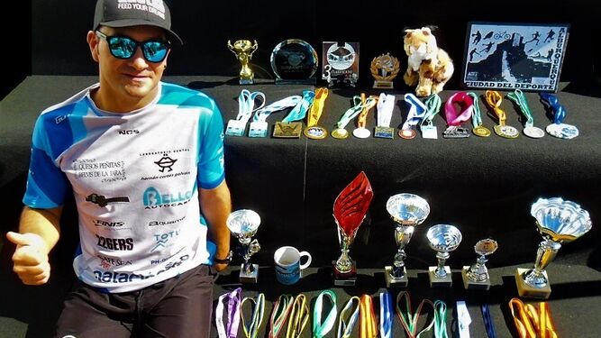 Rubén Gutiérrez posa con sus trofeos cosechados esta temporada.