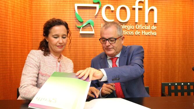 Firma del convenio por Fulvia Ronchel y Rafael López.