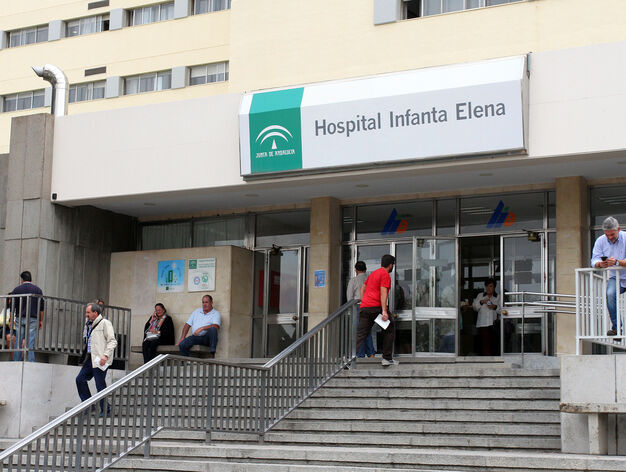 Im&aacute;genes de la visita de la consejera de Salud, Marina Alvarez, a los dos nuevos quir&oacute;fanos que estrenar&aacute; el Hospital Infanta Elena.
