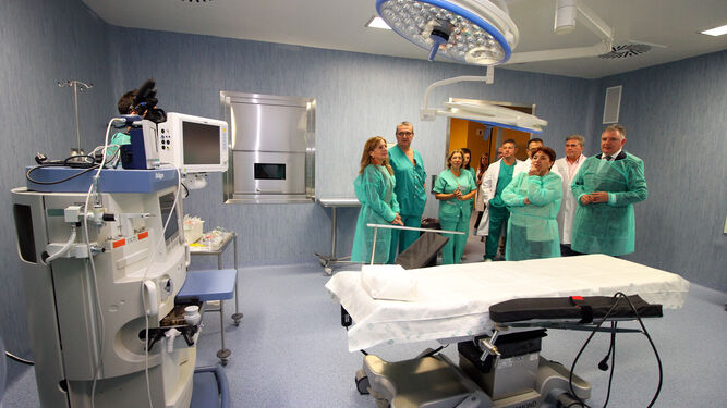 Imágenes de la visita de la consejera de Salud, Marina Alvarez, a los dos nuevos quirófanos que estrenará el Hospital Infanta Elena.