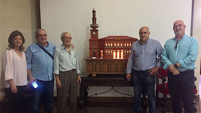 Foto de familia en el Ayuntamiento de Nerva con la maqueta de la Casa Consistorial recién colocada.