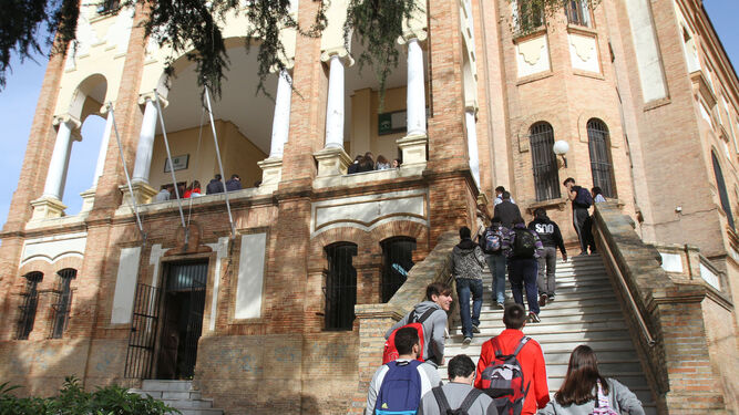 Varios alumnos acceden al instituto, un símbolo arquitectónico de la capital y referente educativo.