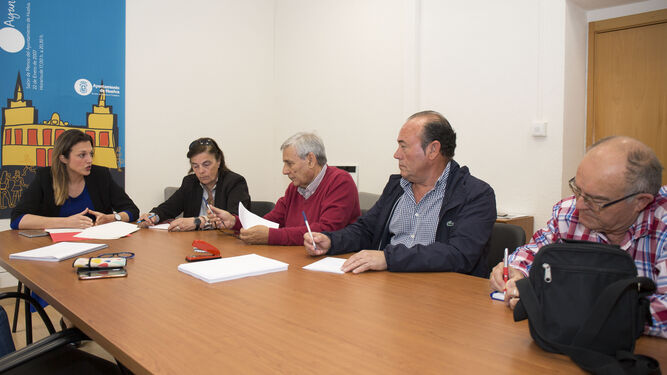 Los presidentes de las federaciones, José Luis Rebollo, Francisco Ruiz y Andrés García, con María José Rodríguez.