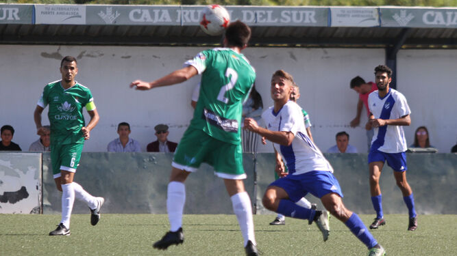 Diego Díaz, autor del tercer gol, presiona a un rival en un encuentro disputado en la Ciudad Deportiva.