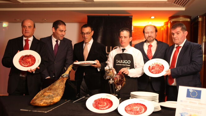 Antonio Ponce, José Luis Ramos, Ignacio Caraballo, Guillermo García-Palacios y Gilberto Domínguez con un plato de jamón recién cortado.