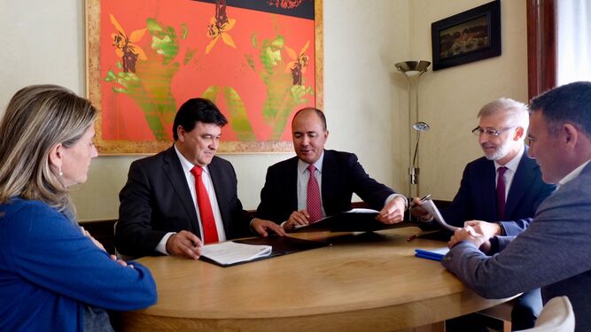 El alcalde firma el contrato con representantes de Iberpark SA.