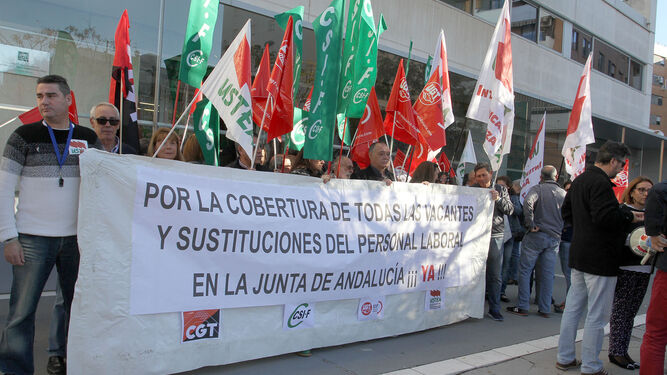 Concentración sindical ante la sede de la Delegación Territorial de Educación.