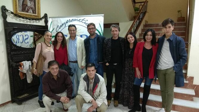 Cineastas onubenses participantes en el ciclo de cortos locales del Iberoamericano, durante su visita al Casino de Rociana, una de las sedes provinciales.