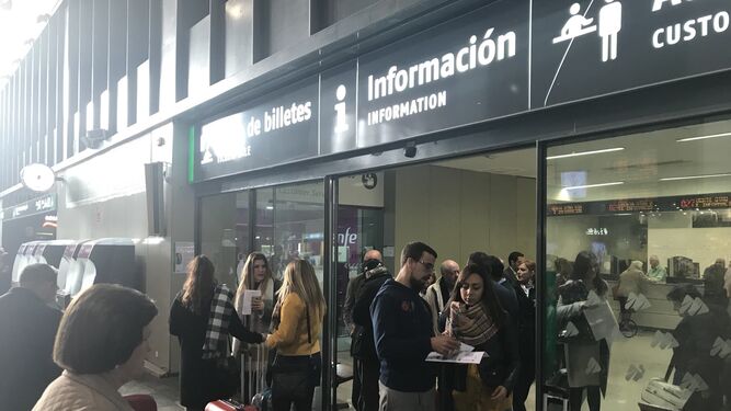 Usuarios del Alvia a Madrid, a la espera del Ave en Santa Justa.