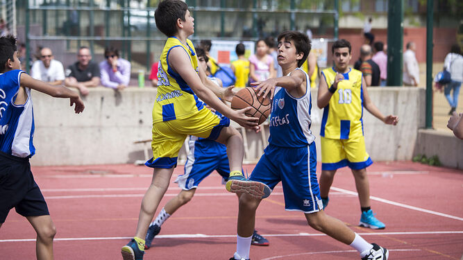 Partido de baloncesto en una escuela deportiva municipal.