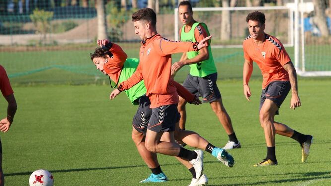 Miguelito avanza en un entrenamiento del Marbella esta semana.