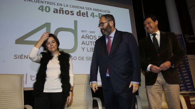 Sáenz de Santamaría, junto a Juanma Moreno y al director de la Cadena Ser, Antonio Hernández Rodicio.