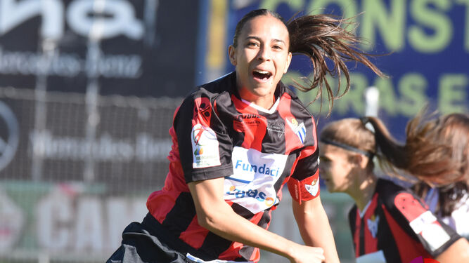 Anita celebra el histórico tanto del equipo de Huelva en la Primera División de fútbol femenino.