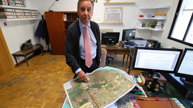 El fiscal delegado de Medio Ambiente, Alfredo Flores, muestra en su despacho el mapa de las captaciones del entorno de Doñana.