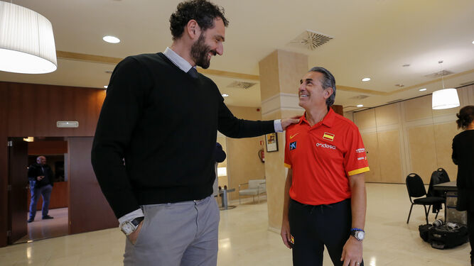 Jorge Garbajosa saluda a Sergio Scariolo a su llegada a Guadalajara.