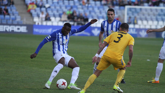 Djak Traoré se dispone a golpear el balón con su pierna derecha durante el partido del pasado domingo en el Nuevo Colombino frente al Marbella.