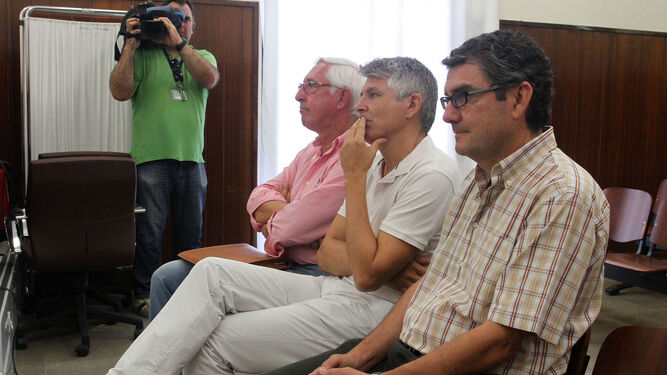 Casto Pino, Juan Manuel Orta y A.G.V., el pasado 19 de junio durante la primera sesión del repetido juicio del caso Aljaraque.