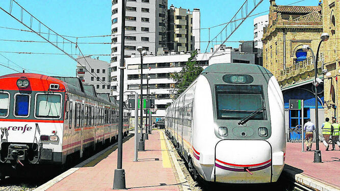 Dos trenes antes de partir de la Estación de Sevilla, que dejará de estar operativa cuando se ponga en marcha el nuevo apeadero en las Metas de la capital onubense.