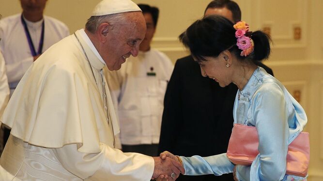 El papa con la jefa de facto del Gobierno en Birmania