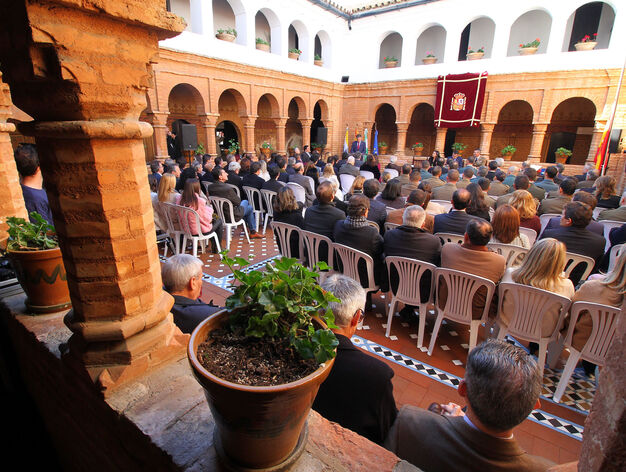 La UME recibe de manos de Antonio Sanz el distintivo "Mart&iacute;n Alonso Pinz&oacute;n" en el Monasterio de la R&aacute;bida.