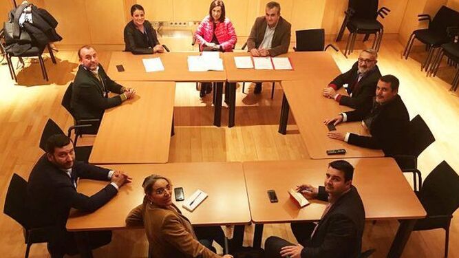 Reunión de los alcaldes, diputados y parlamentarios del PSOE con la portavoz Margarita Robles.