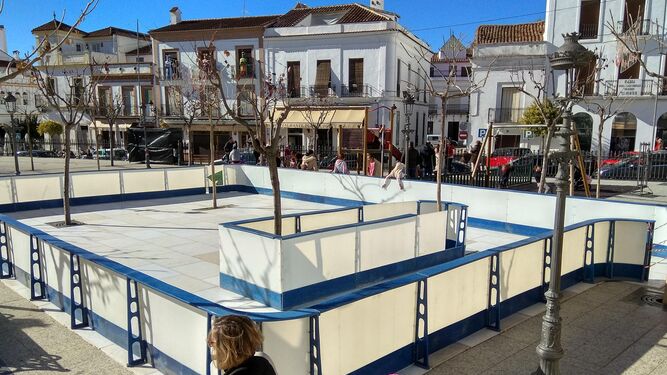 La pista de patinaje que se ubica en la plaza Marqués de Aracena tiene una superficie de 180metros.