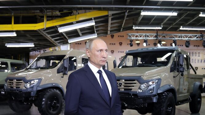 Putin pasea por la fábrica en la que ha anunciado su candidatura.