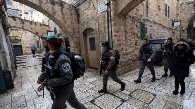 Policías fronterizos israelíes patrullaban ayer el casco viejo de Jerusalén.