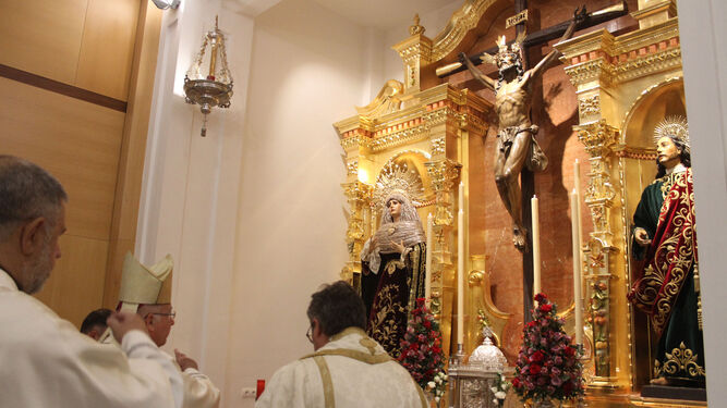 El obispo ante el nuevo retablo del Cristo de la Expiración.