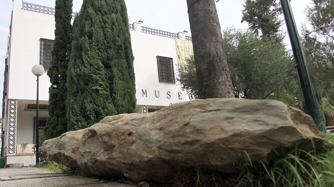 Un menhir a las puertas del Museo viene a señalar la robustez de las instalaciones.