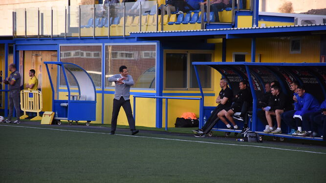 Ángel López, con gesto contrariado, sigue las evoluciones de sus hombres en el encuentro contra Las Palmas Atlético de ayer en Gran Canaria.