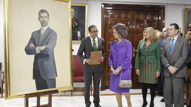 Doña Sofía  observa el cuadro de su hijo Felipe, realizado por la pintora sevillana Reyes de la Lastra.