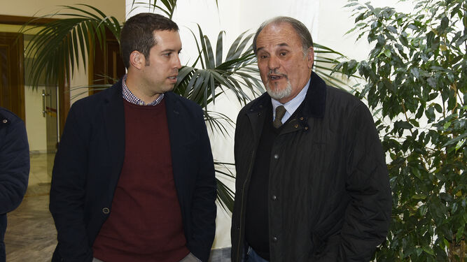 Sebastián Santos hijo habla con el alcalde, Enrique Garzón.