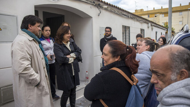 Cruz visitó ayer las primeras viviendas municipales rehabilitadas.