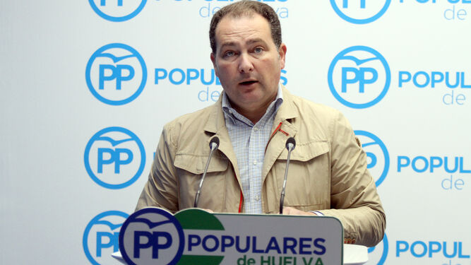 David Toscano, durante una rueda de prensa en la sede del PP de Huelva.
