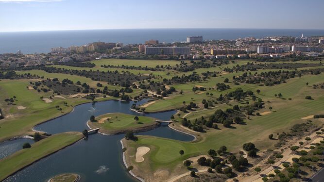 Vista aérea del campo de golf Dunas de Doñana en Matalascañas.