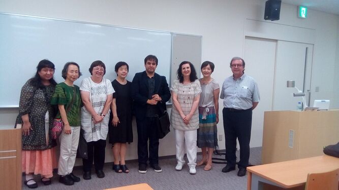 Emilio José Delgado Algarra, junto a varios colegas de la Universidad Sophia de Tokio, en su última visita al país asiático.