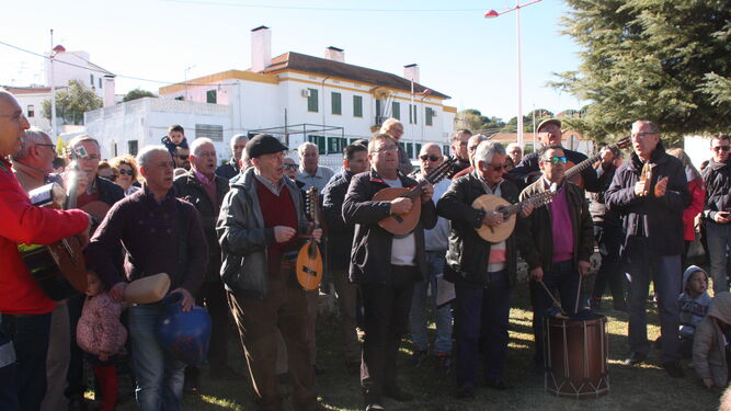 Una ronda del coro de villancicos por las calles de la localidad minera.