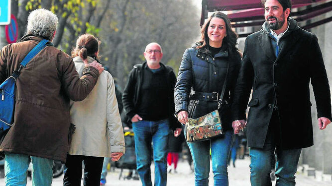 Inés Arrimadas pasea ayer junto a su marido, Xavier Cima, por el barrio de Les Corts de Barcelona.