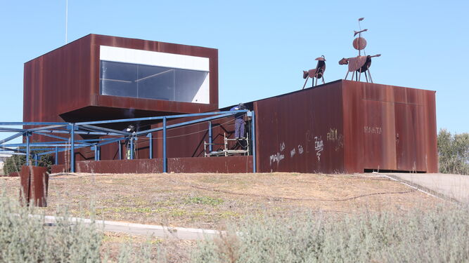 Operarios instalan el umbráculo en la fachada sur del Centro de Interpretación Arqueológica del Cabezo de la Almagra.