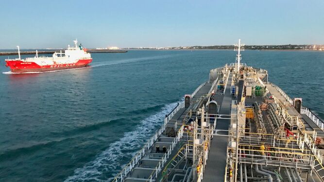 Dos buques se cruzan en la bocana del Puerto de Huelva hace unos días.
