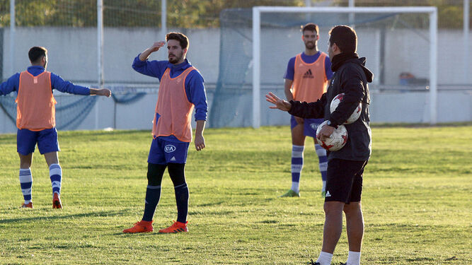 Ángel López da instrucciones a sus hombres durante el entrenamiento de ayer en la Ciudad Deportiva recreativista.