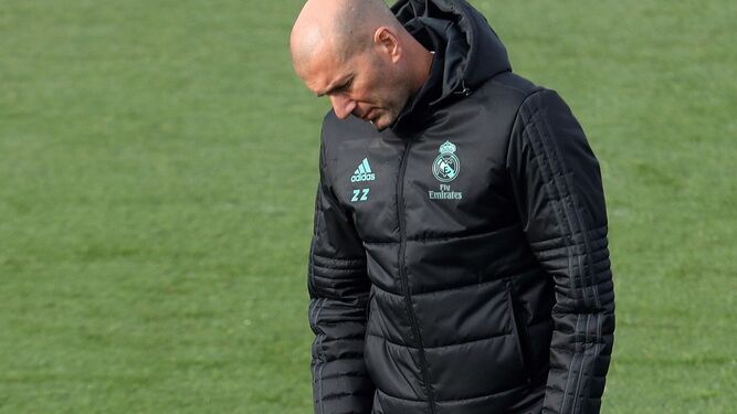 Zinedine Zidane, ayer durante el entrenamiento del Real Madrid.