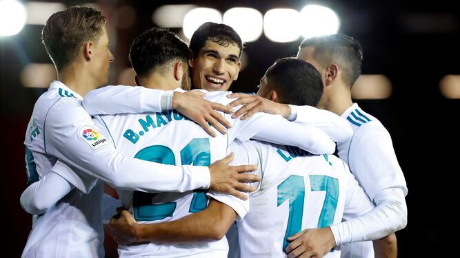 Los jugadores del Madrid celebran uno de los goles.